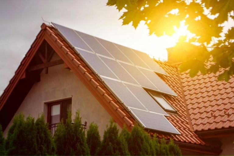 Nos conseils pour l'entretien des panneaux solaires à Bruz